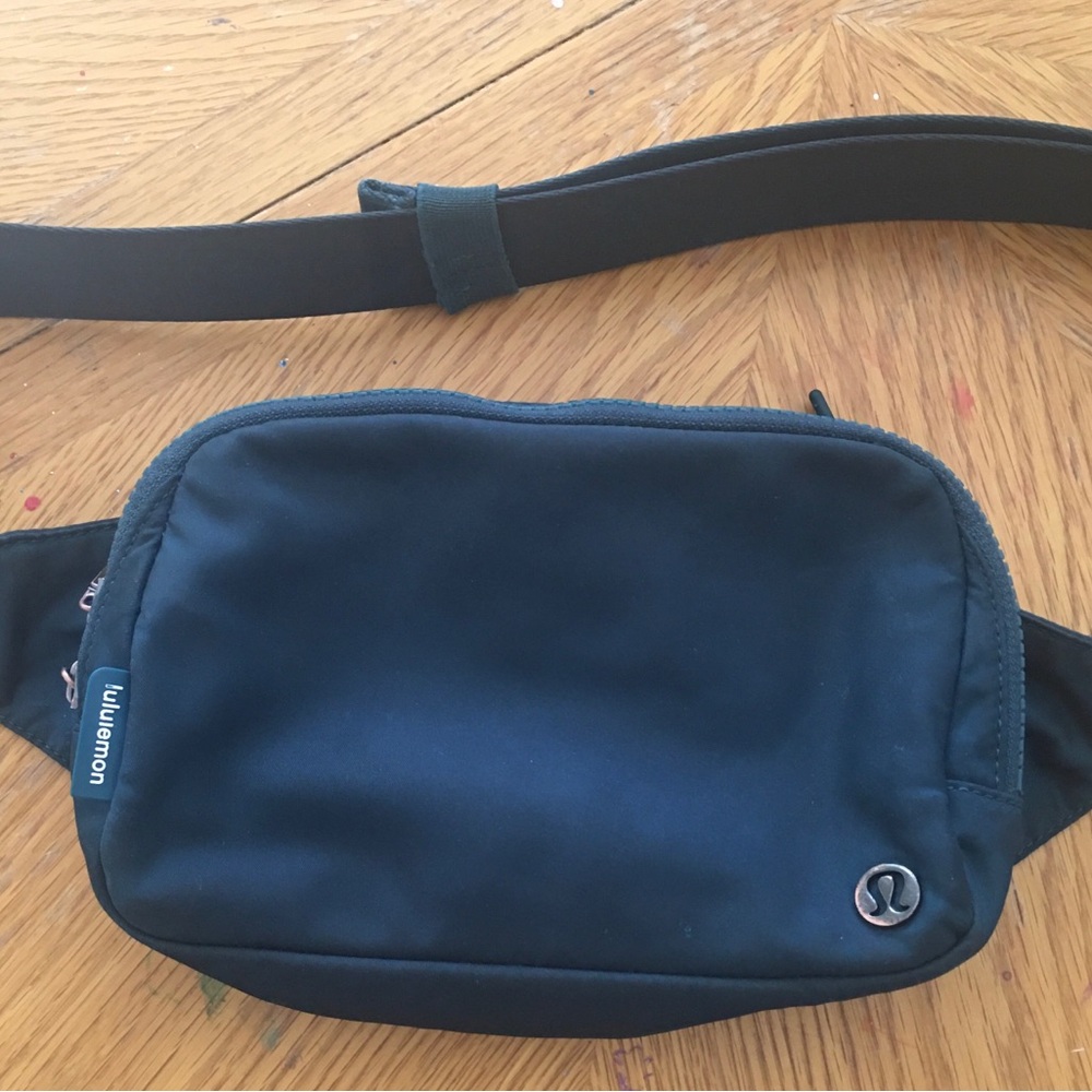 lululemon dark green everywhere belt bag